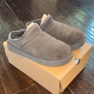 UGG Classic Slipper in Grey size 8